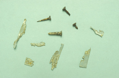 GC.8138
<br/>
Plate, nail and tacks
<br/>
<em></em>
